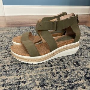 Adrienne Vittadini Green and White Platform Sandals with Crisscross Straps